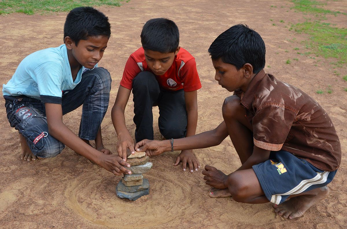 Stone child. Индийские детские игры. Индийская Национальная игра. Детские игры в Индии. Индийские дети на улице.